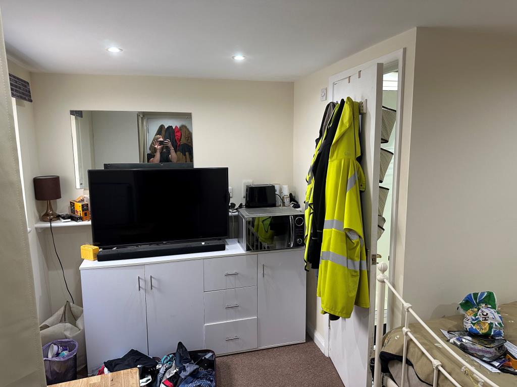 Lot: 9 - SEMI-DETACHED PROPERTY FOR INVESTMENT - Room